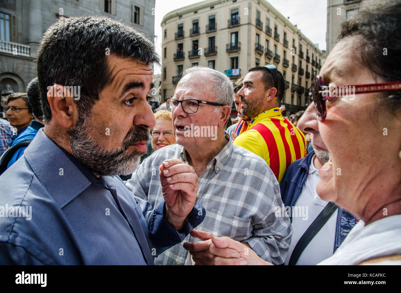 Barcelona, Spain. 3rd Oct, 2017. Jordi Sánchez, the Catalan National Assembly (ANC) leader is pictured while receiving congratulations from pro referendum supporters. The Catalan Government and the city of Barcelona gathered for a minute of silence as a sign of rejection against Police brutality, in the San Jauma Plaza, headquarters of both administrations. Stock Photo