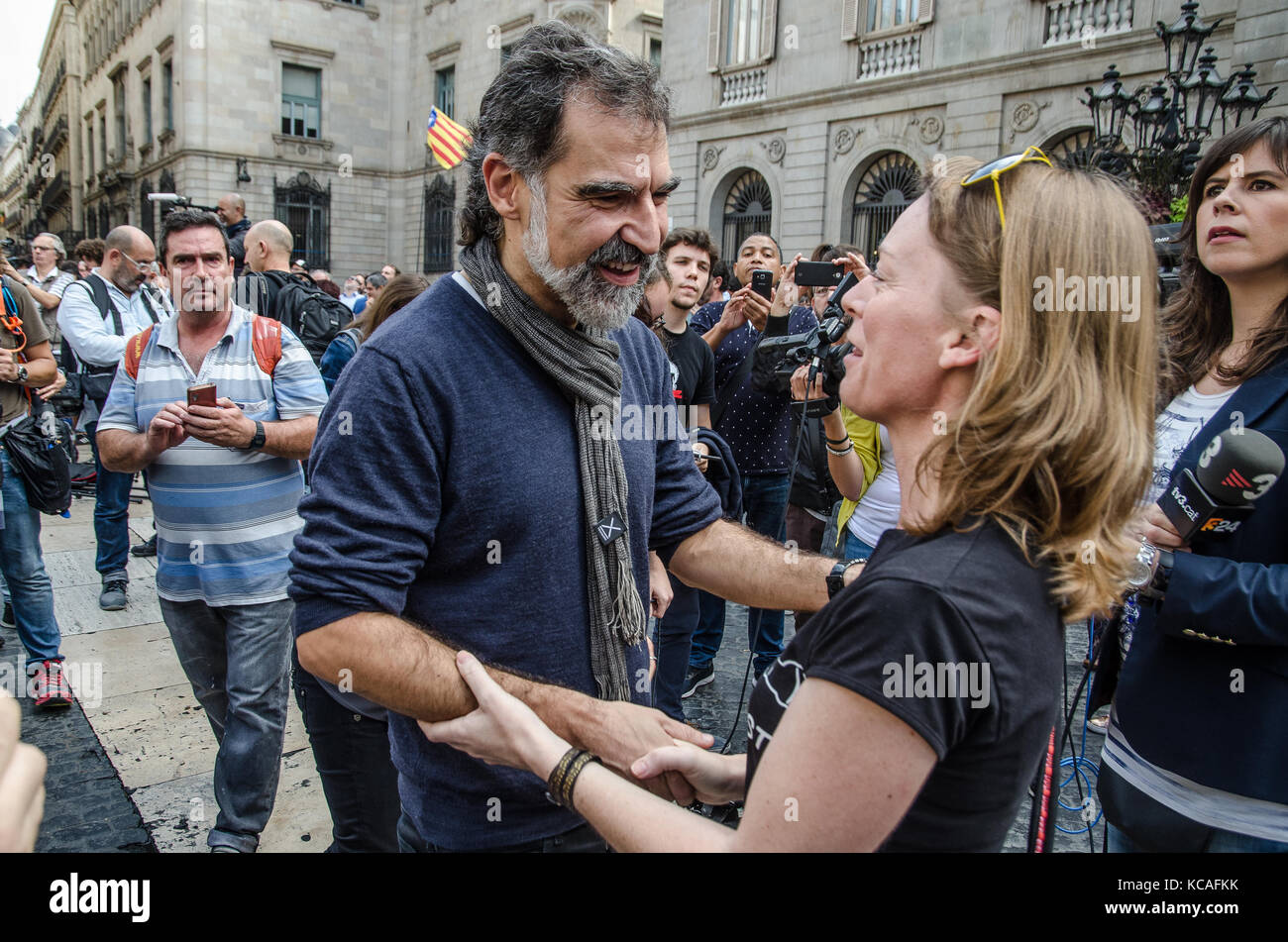 Barcelona, Spain. 3rd Oct, 2017. Jordi Cuixart, the president of Òmnium Cultural is pictured while receiving congratulations from pro referendum supporters. The Catalan Government and the city of Barcelona gathered for a minute of silence as a sign of rejection against Police brutality, in the San Jauma Plaza, headquarters of both administrations. Stock Photo