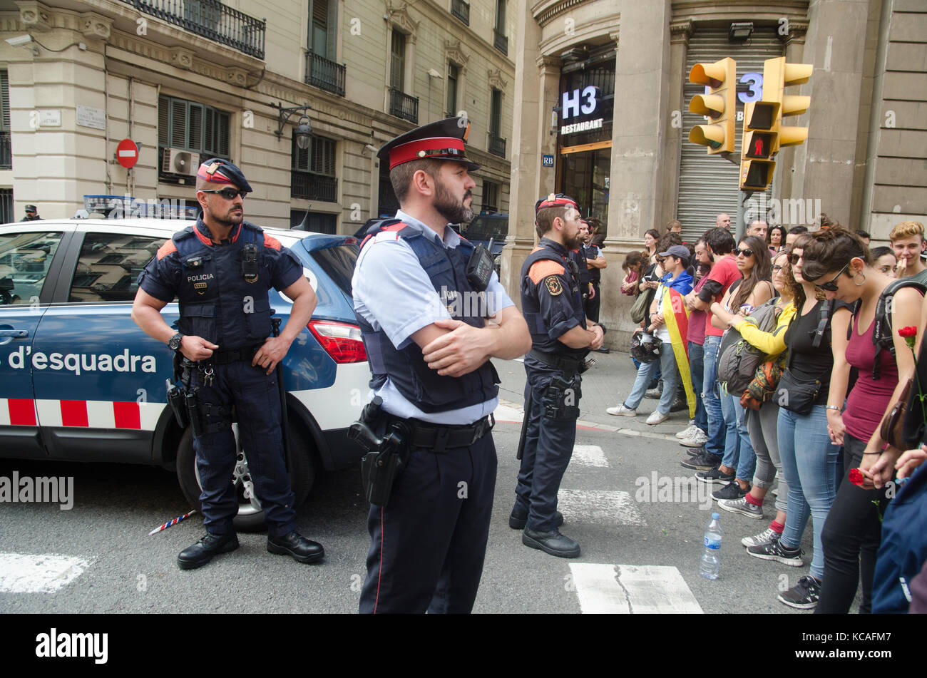Barcelona, Spain. 3rd Oct, 2017. Local Catalonia police made a security cordon to protect the headquarters of the Spanish National police building. Continuous demonstrations are still carried out in the central artery of Barcelona, Via Laietana. The popular street passes in front of the Spanish national police headquarters in Barcelona. Stock Photo
