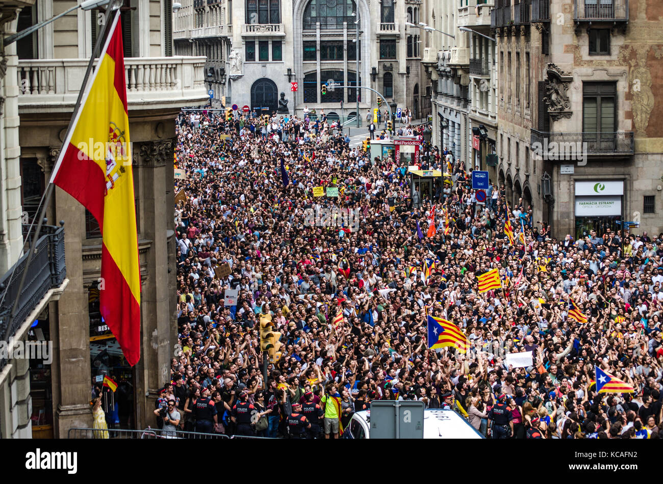 Barcelona, Spain. 3rd Oct, 2017. Thousands of protesters seen outside the police headquarters. Continuous demonstrations are still carried out in the central artery of Barcelona, Via Laietana. The popular street passes in front of the Spanish national police headquarters in Barcelona. Stock Photo