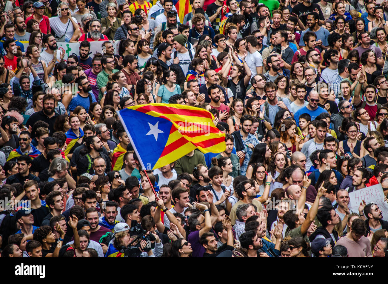 Barcelona, Spain. 3rd Oct, 2017. A pro-independence flag from the crowd in front of the old Francoist police headquarters. Continuous demonstrations are still carried out in the central artery of Barcelona, Via Laietana. The popular street passes in front of the Spanish national police headquarters in Barcelona. Stock Photo