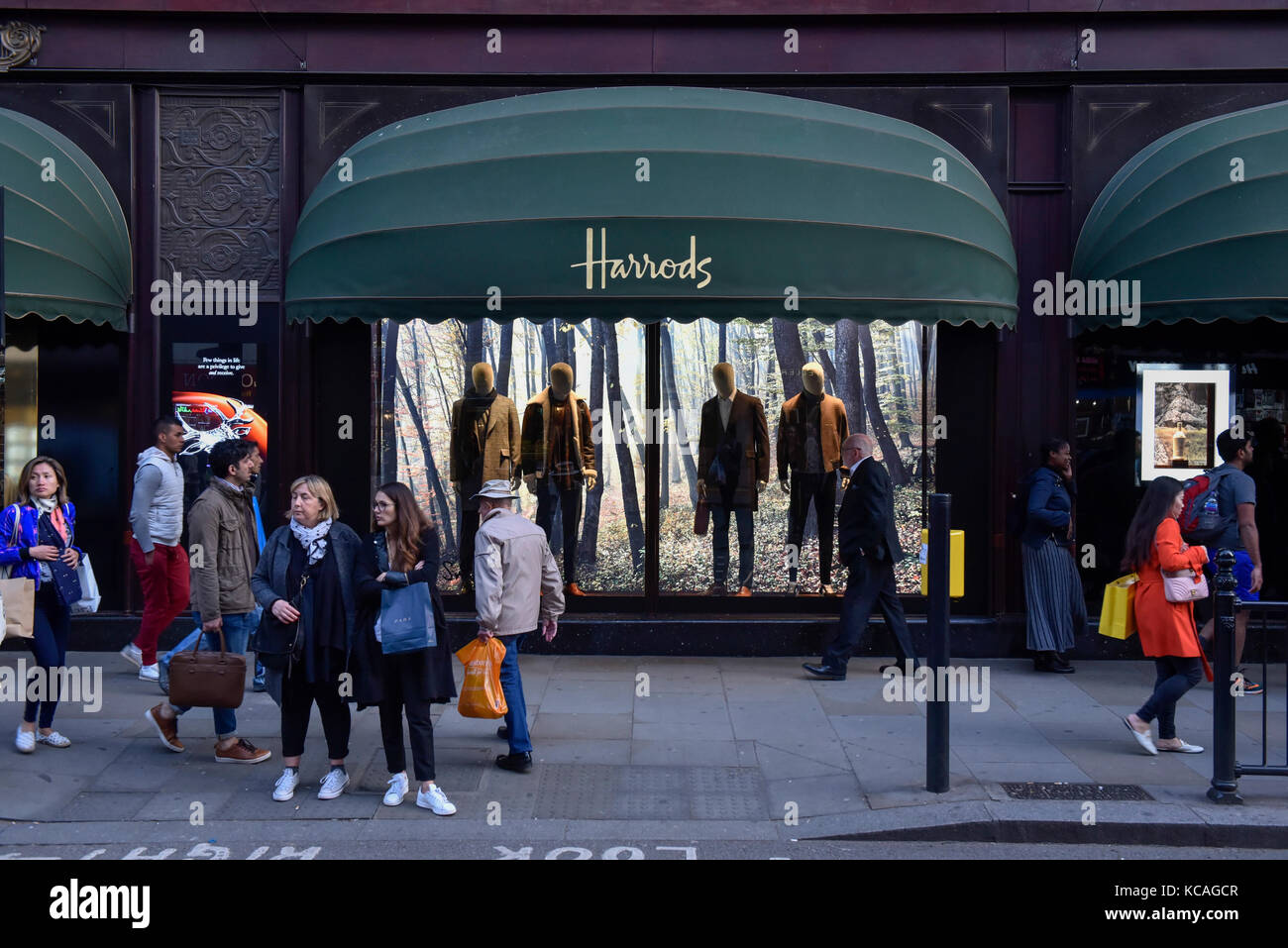 London, UK. 3rd Oct, 2017. People pass by Harrods department store in Knightsbridge. Harrods