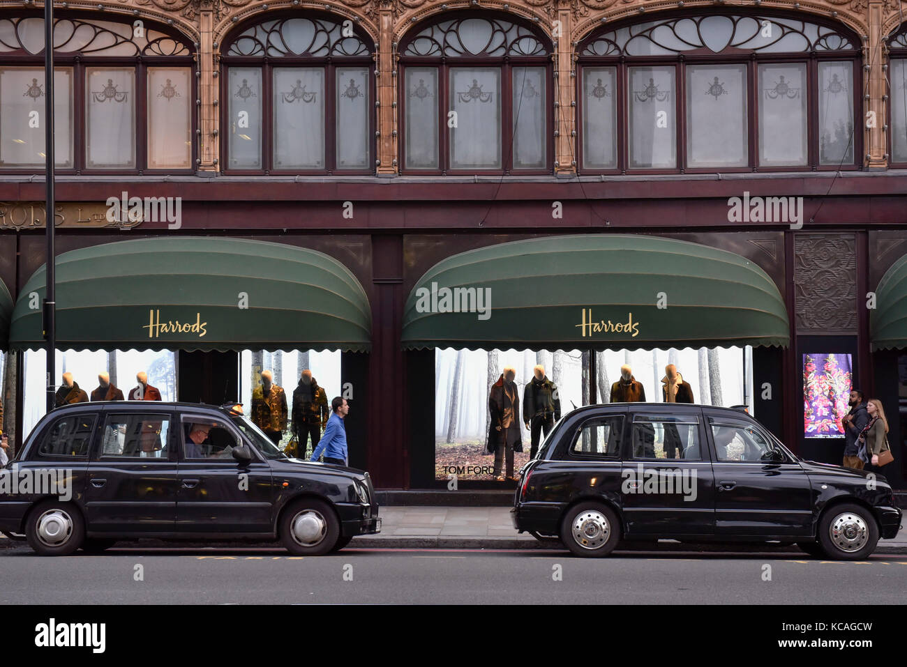 London, UK. 3rd Oct, 2017. People pass by Harrods department store in Knightsbridge. Harrods