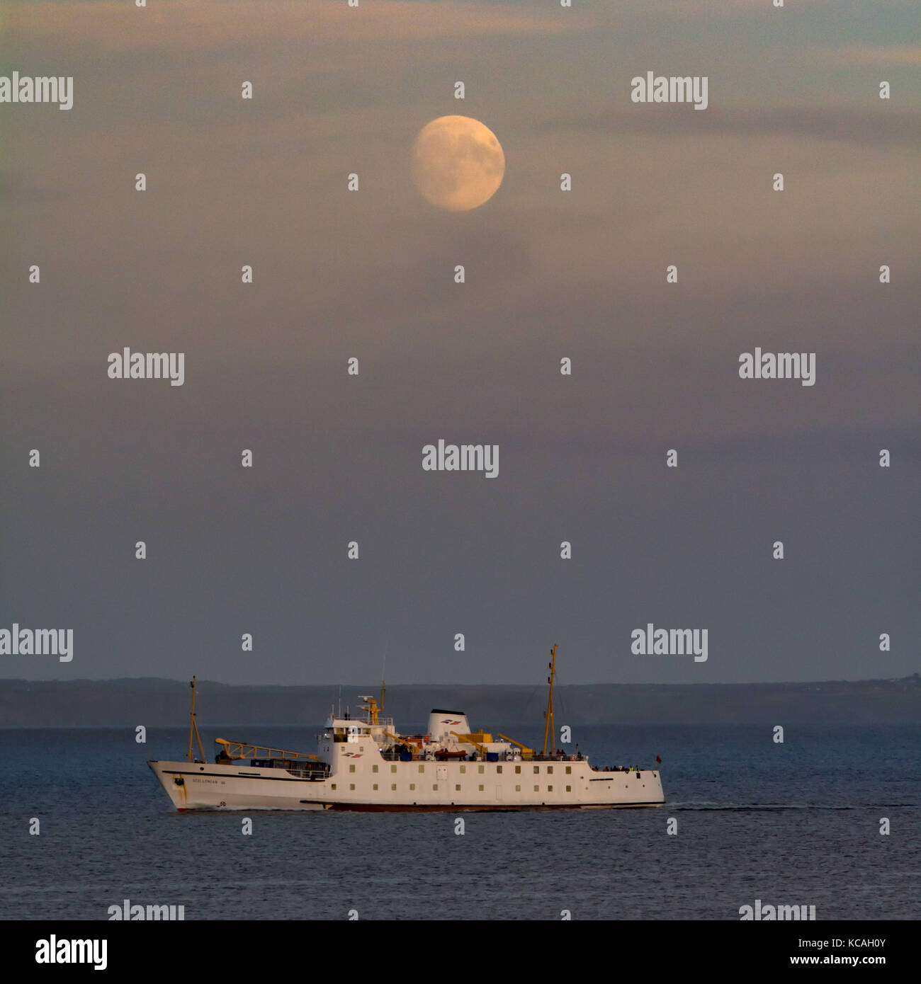 Mousehole, Cornwall, UK. 3rd Oct, 2017. UK Weather. It was a fine end to the day at Mousehole in the far south west of Cornwall, with a nearly full Harvest Moon. Seen here the Scilonian ferry on its way back from the Scilly isles to Penzance. Credit: Simon Maycock/Alamy Live News Stock Photo