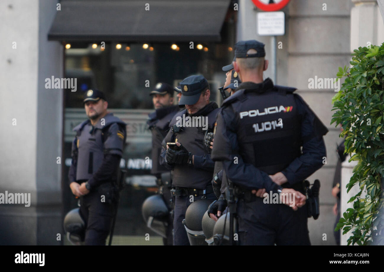 Barcelona, Spain. 03rd Oct, 2017.  Spanish national police guard their headquarters in central BCN. Images from Barcelona during A General Strike held all over the Spanish state of Catalonia today (3/10/2017), following the unofficial referendum previously held on Sunday 1/10/2017. The Spanish government have deemed the referendum illegal and against the constitution of Spain. Photo credit: RICH BOWEN Credit: rich bowen/Alamy Live News Stock Photo