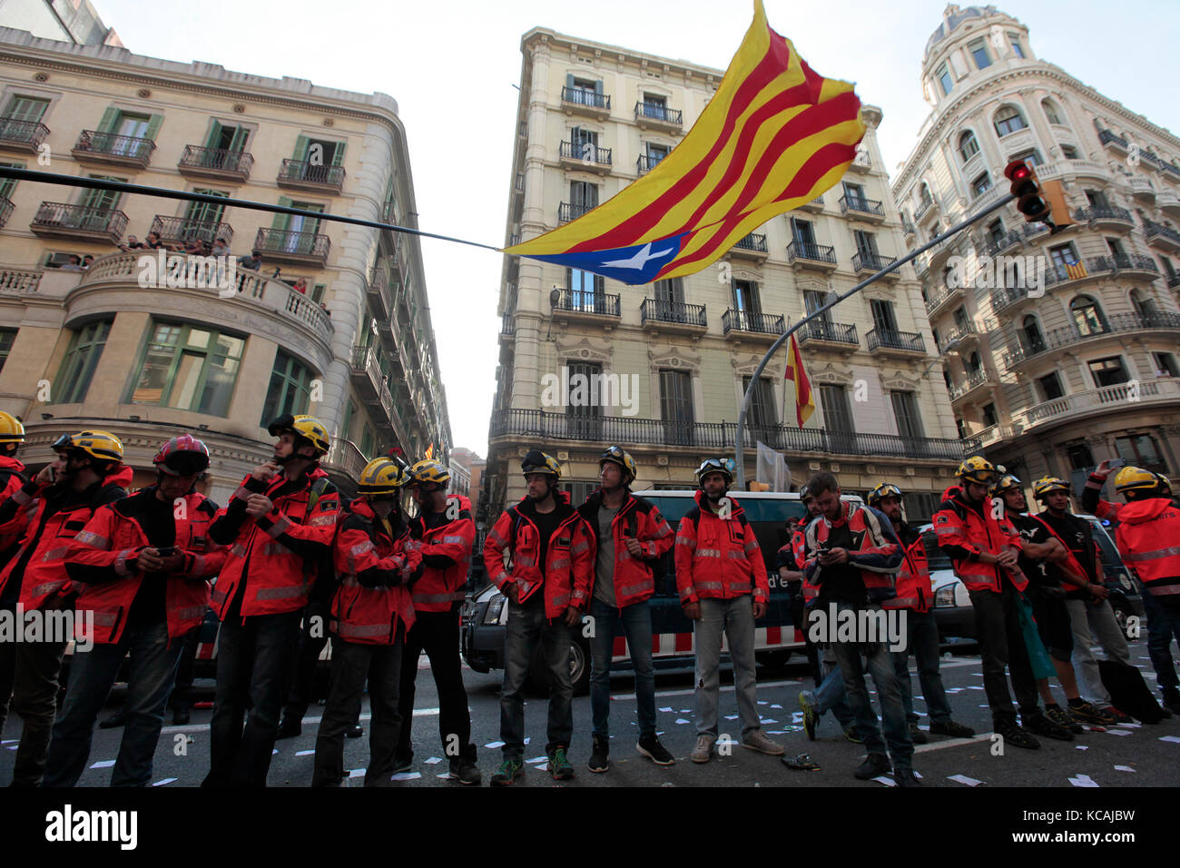 Barcelona, Spain. 03rd Oct, 2017.  Firemen from barcelona create a codon outside the nacional police headquarters on via alienate, BCN. Images from Barcelona during A General Strike held all over the Spanish state of Catalonia today (3/10/2017), following the unofficial referendum previously held on Sunday 1/10/2017. The Spanish government have deemed the referendum illegal and against the constitution of Spain. Photo credit: RICH BOWEN Credit: rich bowen/Alamy Live News Stock Photo