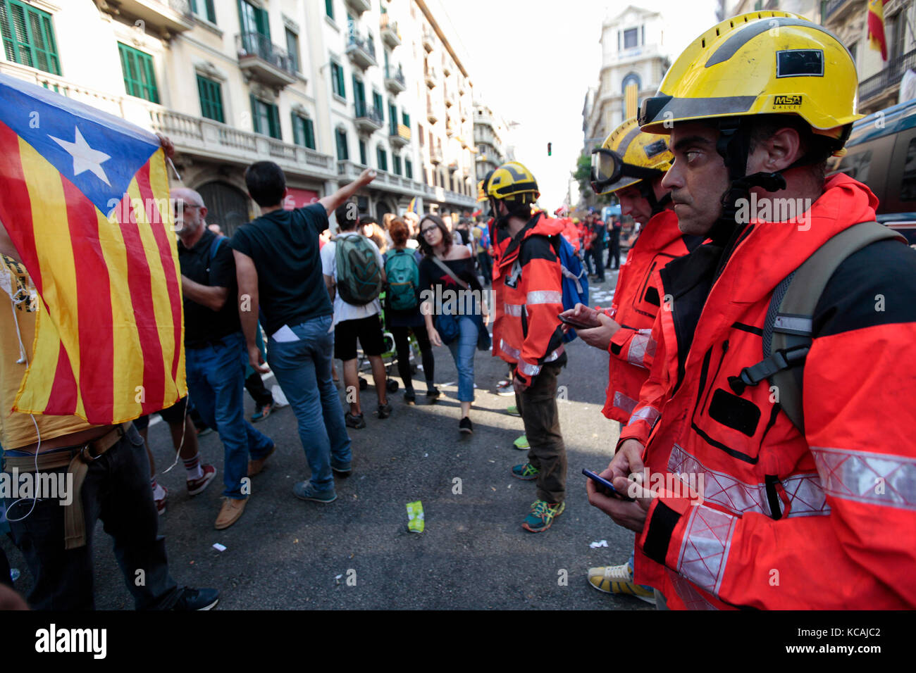 Barcelona, Spain. 03rd Oct, 2017.  Firemen from barcelona create a codon outside the nacional police headquarters on via alienate, BCN. Images from Barcelona during A General Strike held all over the Spanish state of Catalonia today (3/10/2017), following the unofficial referendum previously held on Sunday 1/10/2017. The Spanish government have deemed the referendum illegal and against the constitution of Spain. Photo credit: RICH BOWEN Credit: rich bowen/Alamy Live News Stock Photo