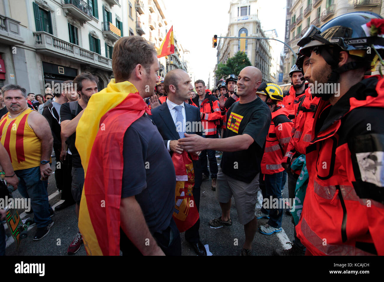 Barcelona, Spain. 03rd Oct, 2017.  Firemen from barcelona create a codon outside the nacional police headquarters on via alienate, BCN. Images from Barcelona during A General Strike held all over the Spanish state of Catalonia today (3/10/2017), following the unofficial referendum previously held on Sunday 1/10/2017. The Spanish government have deemed the referendum illegal and against the constitution of Spain. Photo credit: RICH BOWEN Credit: rich bowen/Alamy Live News Stock Photo