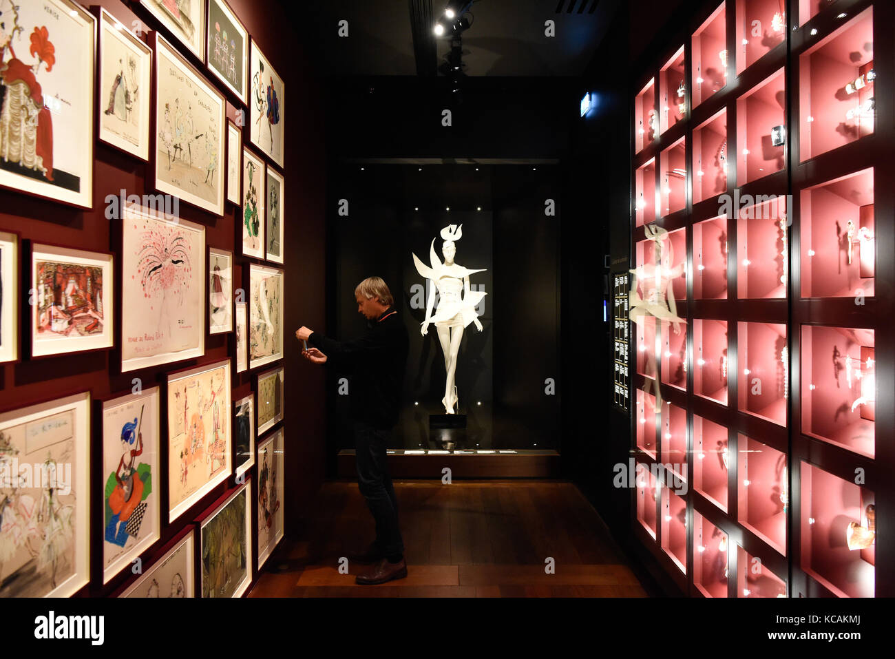 Paris, France. 29th Sep, 2017. A visitor takes photos of creations 