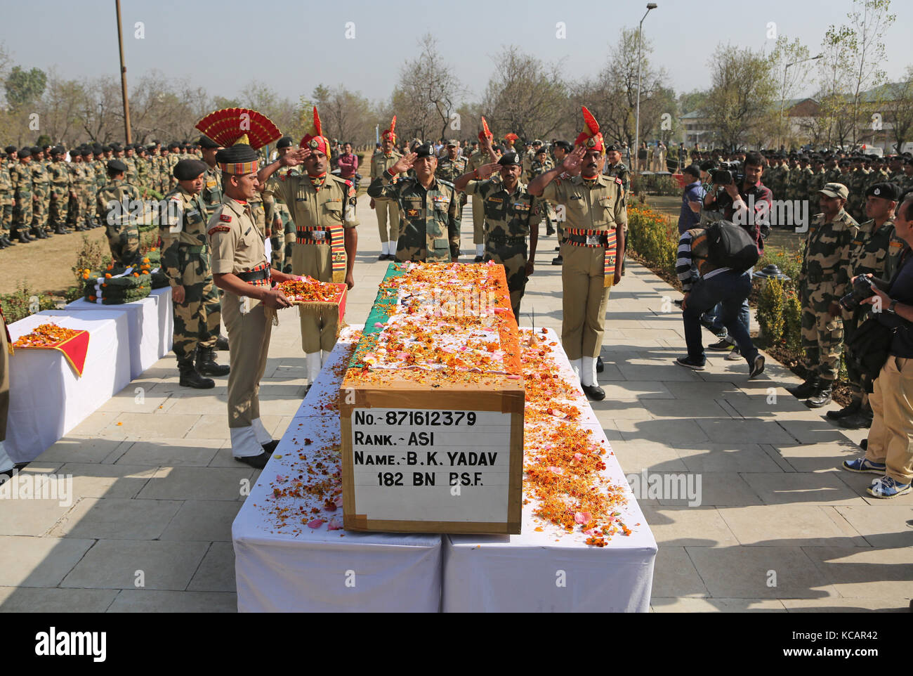 Srinagar, Kashmir. 4th October, 2017. Border guards of India's Border Security Force (BSF) salute to the coffin of their colleague who was killed in a militant attack during the wreath laying ceremony at a BSF base camp on the outskirts of Srinagar, summer capital of Kashmir. An Indian border guard and two militants were killed, while as three others and a policeman were wounded Tuesday in a predawn militant attack on India's BSF camp in restive Kashmir, police said. Credit: Javed Dar/Xinhua/Alamy Live News Stock Photo