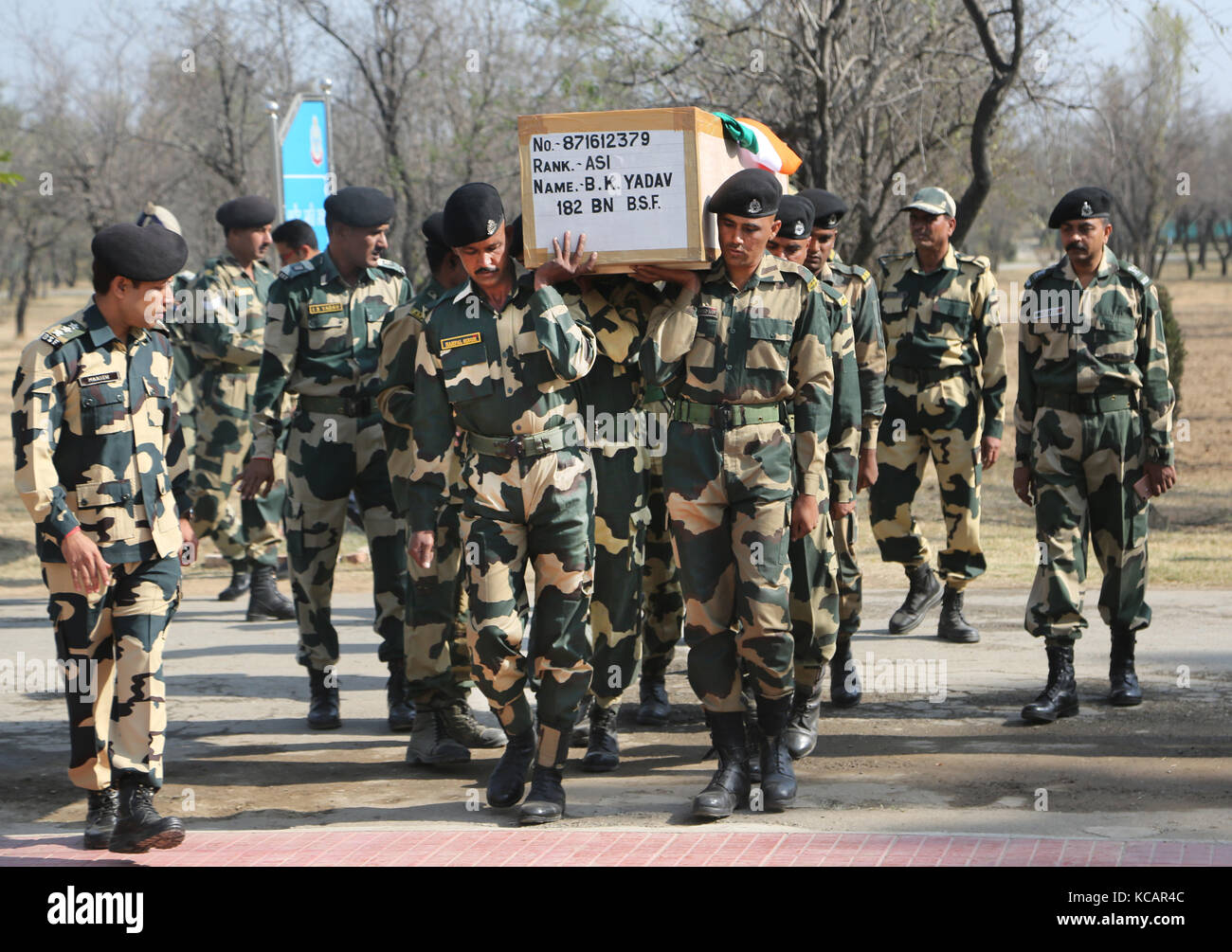 Srinagar, Kashmir. 4th October, 2017. Border guards of India's Border Security Force (BSF) carry the coffin of their colleague who was killed in a militant attack during the wreath laying ceremony at a BSF base camp on the outskirts of Srinagar, summer capital of Kashmir. An Indian border guard and two militants were killed, while as three others and a policeman were wounded Tuesday in a predawn militant attack on India's BSF camp in restive Kashmir, police said. Credit: Javed Dar/Xinhua/Alamy Live News Stock Photo