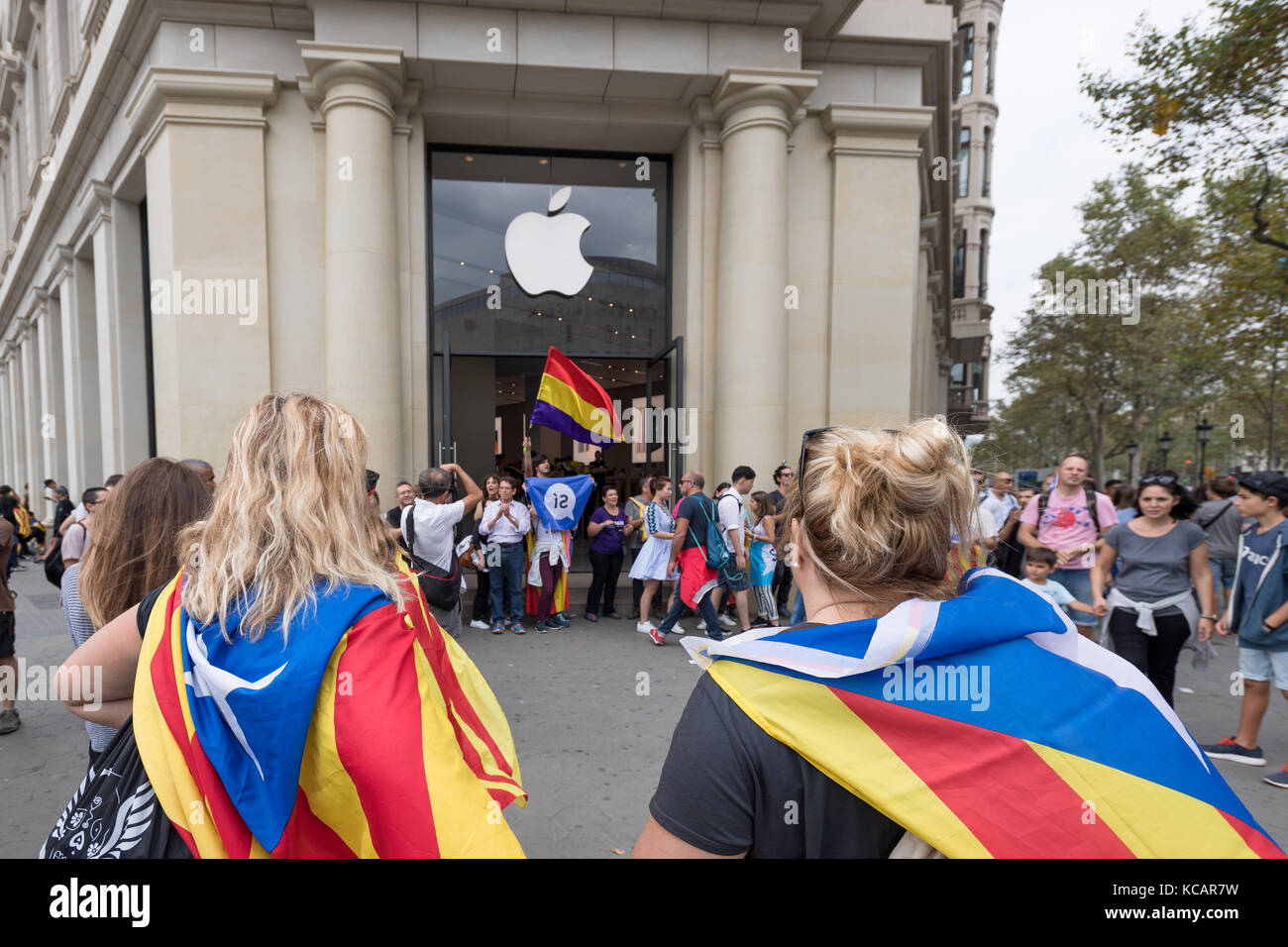 Barcelona, Spain. 03 October 2017. Firefighters, students and people ...