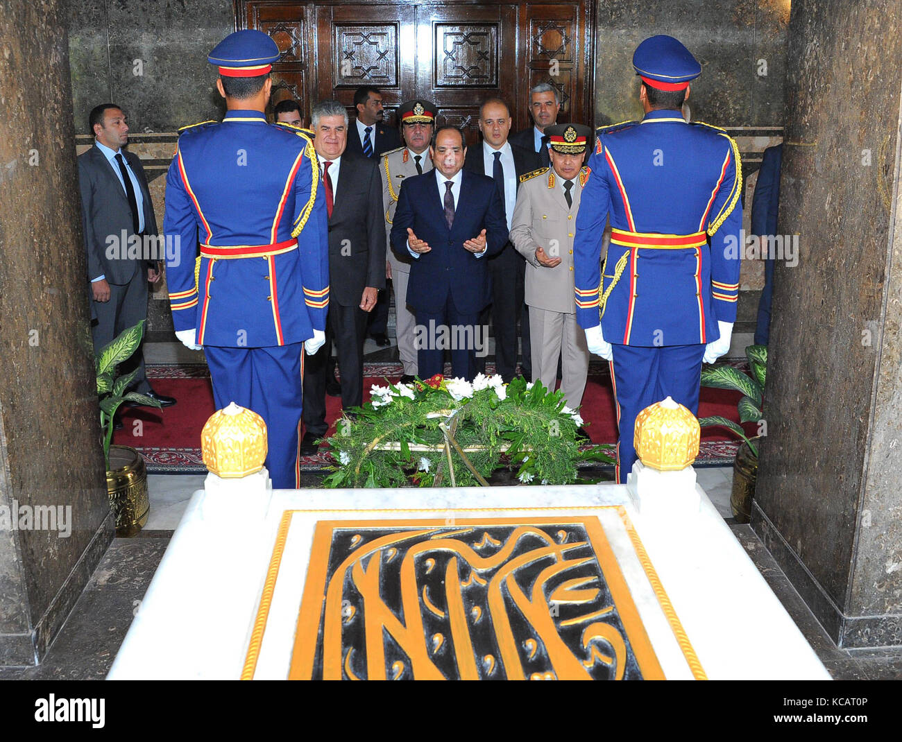 Cairo, Egypt. 4th October, 2017. Egyptian President Abdul Fattah al-Sisi pays his respects in front of the grave of former Egyptian President Gamal Abdel Nasser during a ceremony at the memorial of the Unknown Soldier and tombs of late Egyptian presidents on Octobeober 4, 2017 in Cairo, as part of the celebrations marking the 42th anniversary of Octobeober War Victory Credit: Egyptian President Office/APA Images/ZUMA Wire/Alamy Live News Stock Photo