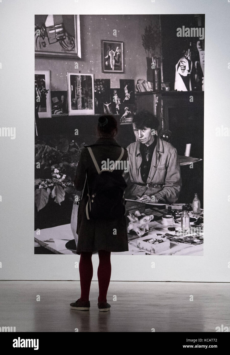 Berlin, Germany. 4th October 2017. A visitor standing in front of a large photo of the artist at the exhibition 'Jeanne Mammen - The Observer - Retrospective 1910·1975' at the Berlinische Galerie in Berlin, Germany. The exhibition at the Berlinische Galerie - Museum of Modern Art, Photography and Architecture runs from 06.10.2017 - 15.01.2018. Credit: Bernd von Jutrczenka/dpa/Alamy Live News Stock Photo