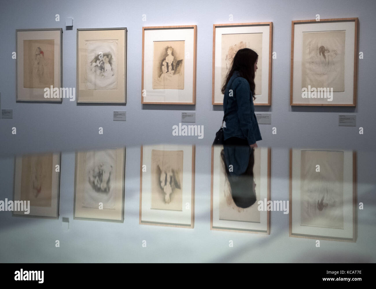 Berlin, Germany. 4th October 2017. A woman looking at the the exhibition 'Jeanne Mammen - The Observer - Retrospective 1910·1975' during a press conference at the Berlinische Galerie in Berlin, Germany. The exhibition at the Berlinische Galerie - Museum of Modern Art, Photography and Architecture runs from 06.10.2017 - 15.01.2018. Credit: Bernd von Jutrczenka/dpa/Alamy Live News Stock Photo