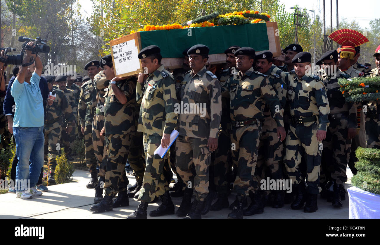 Srinagar, Kashmir. 4th October 2017. Indian Border Security Force (BSF) soldiers carry the coffin of their slain colleague ,during a wreath-laying ceremony of his slain colleague on the outskirts of Srinagar. A border guard officer was killed along with three suspected militants when a group of rebels fighting stormed a paramilitary camp near the airport Tuesday.OCTOBER. ©Sofi Suhail/Alamy Live News Stock Photo