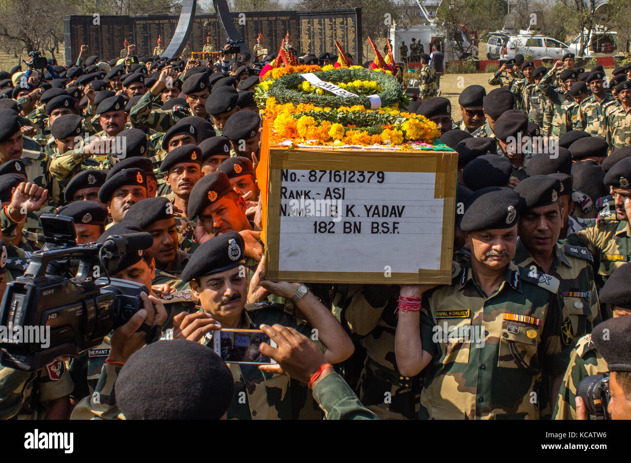 October 3, 2017 - Srinagar, Jammu and Kashmir, India - Indian Border Security Force (BSF) soldiers lay wreaths on the coffin containing the body of their officer killed in a gun battle with suspected militants at an Indian Border Security Force (BSF) camp on Tuesday, during a wreath laying ceremony, on October 04, 2017 in Srinagar, the summer capital of Indian administered Kashmir, India. A wreath laying ceremony was held today for an Indian Indian Border Security Force (BSF) officer who was killed on Tuesday in a gun battle after suspected militants attacked their camp in Srinagar outskirt Stock Photo