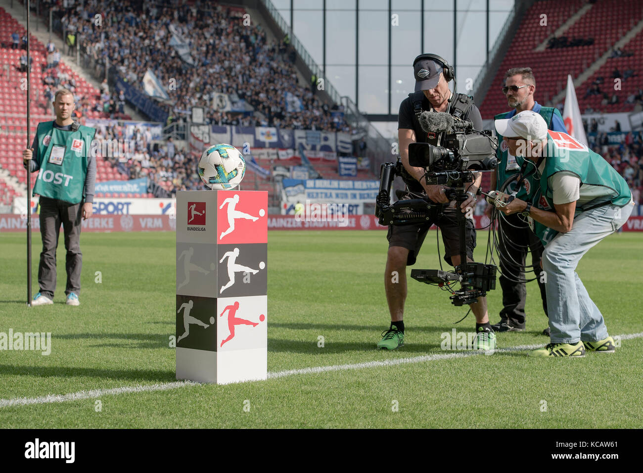 Ein Kamerateam filmt vor Spielbeginn den Ball, Spielball, der auf einem  Podest with dem Bundesliga-Emblem liegt; Fussball 1. Bundesliga, 6.  Spieltag, FSV FSV Mainz 05 (MZ) - Hertha BSC Berlin (B) 1:0,