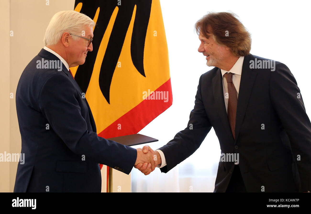 Berlin, Germany. 4th October, 2017. German President Frank-Walter Steinmeier presents the Order of Merit of the Federal Republic of Germany to environmentalist and documentary maker Arved Fuchs, at Schloss Bellevue in Berlin, Germany,  Credit: Wolfgang Kumm/dpa/Alamy Live News Stock Photo