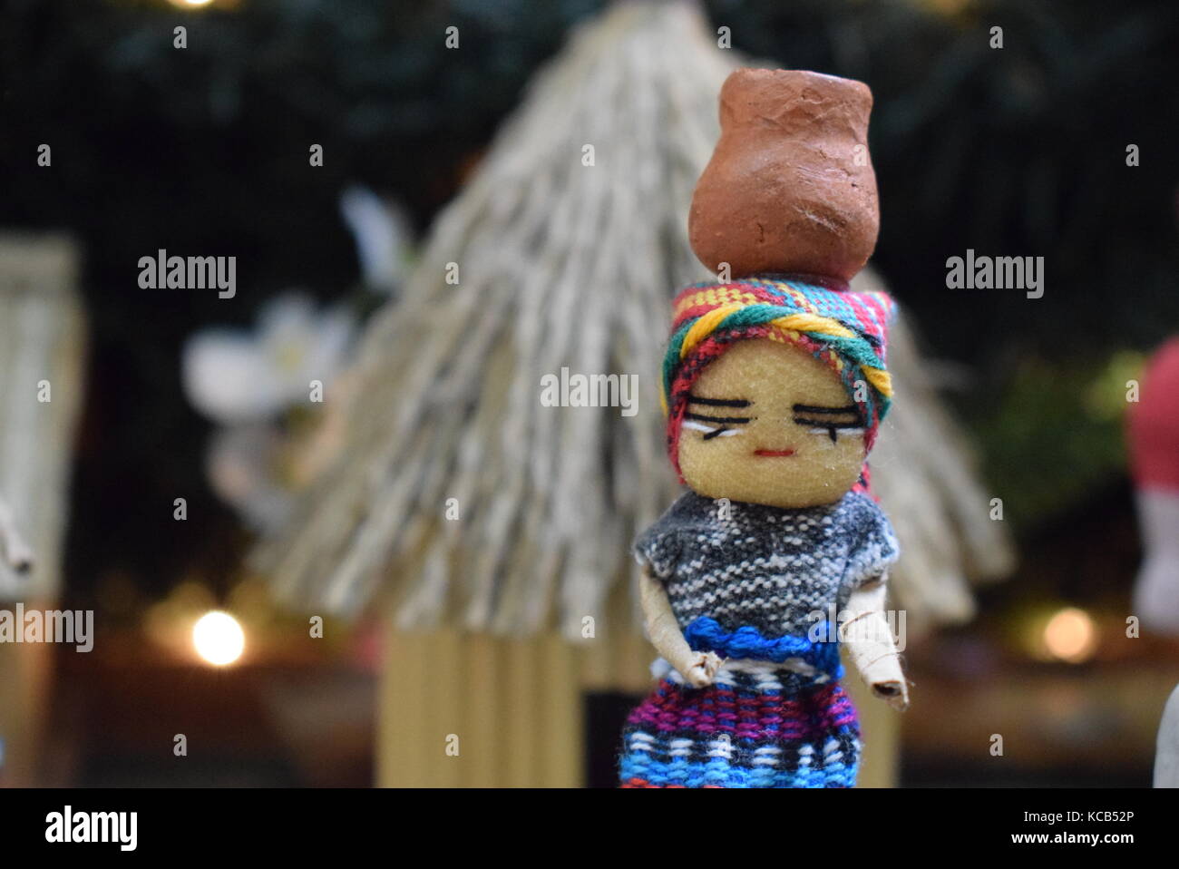 Pequeña artesanía guatemalteca, muñeca vestida con traje típico. Stock Photo