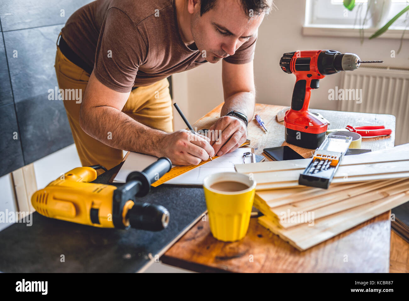 Плотник сделал столик на прозрачной основе. Что может сделать плотник. Что может сделать плотник. Чертеж. Фотосессия архитектора.