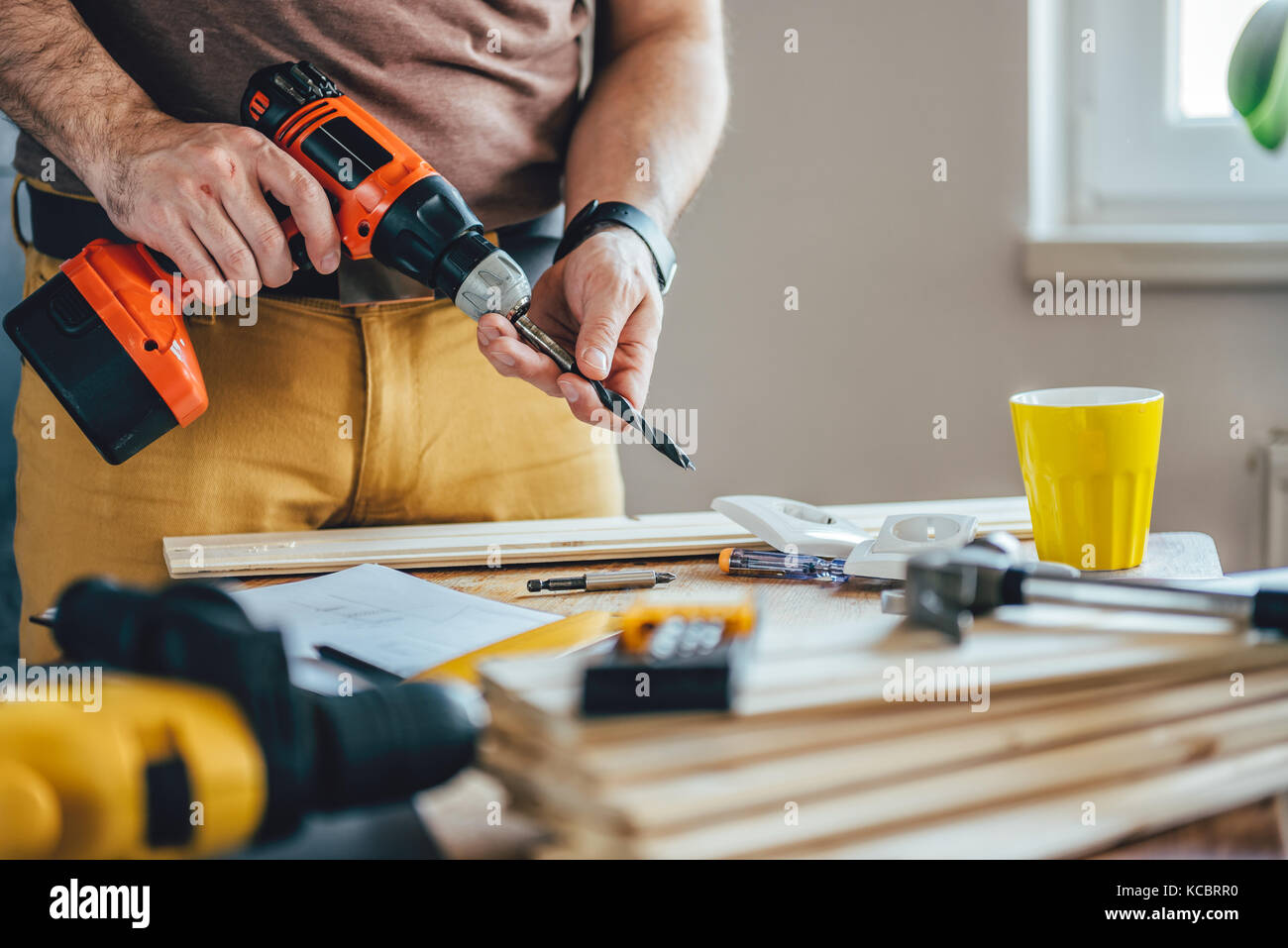 Man changing drill bit on a cordless drill Stock Photo Alamy