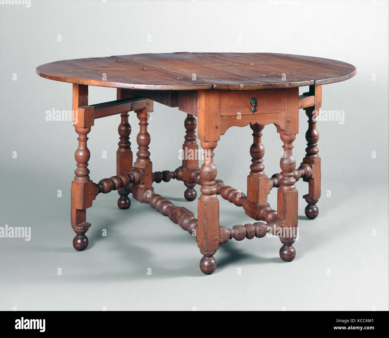 Gate-leg Drop-leaf Table, 1700–1750, Made in Pennsylvania, United States, American, Yellow pine, 30 x 57 1/2 x 50 1/2 in. (76.2 Stock Photo