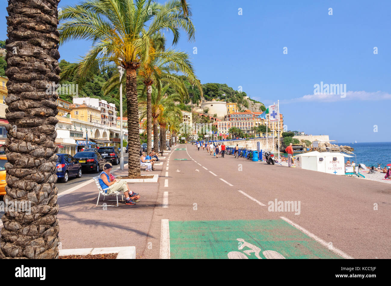 Palm trees, white benches and cycle paths on Quai des États-Unis - Nice, France Stock Photo