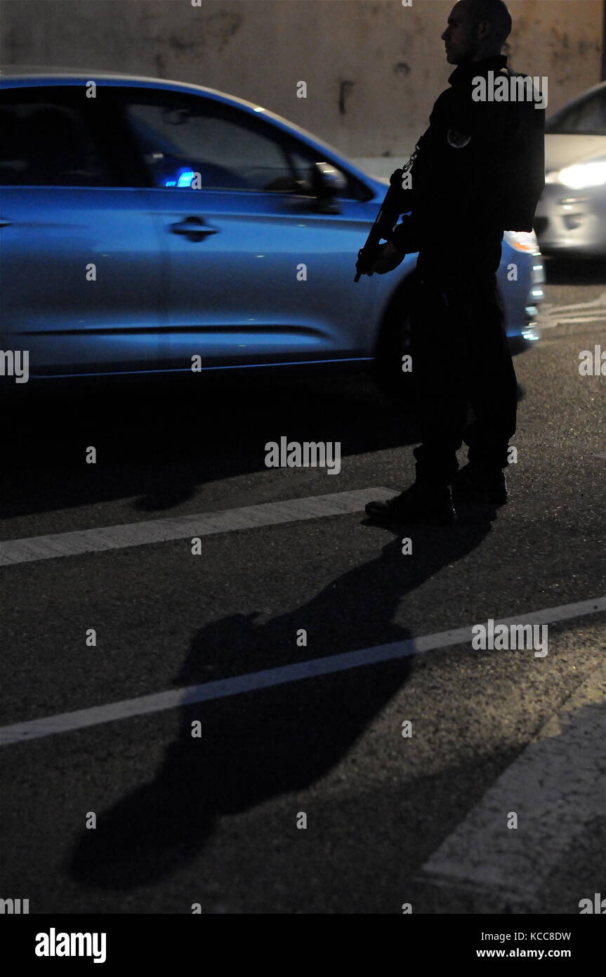 Armed French police officers take part to antiterrorist road control ...