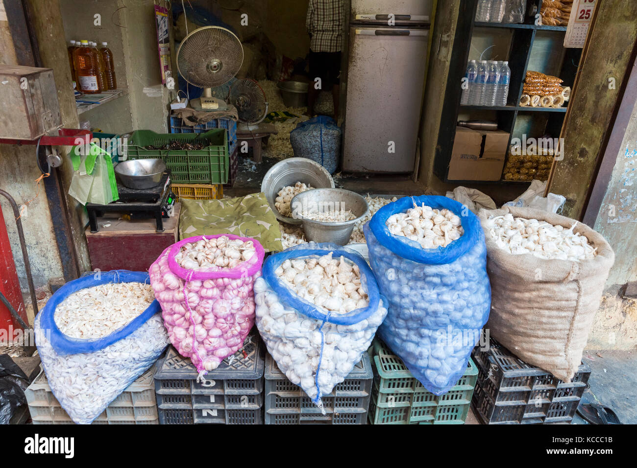 Garlic cloves in the market in India Stock Photo Alamy