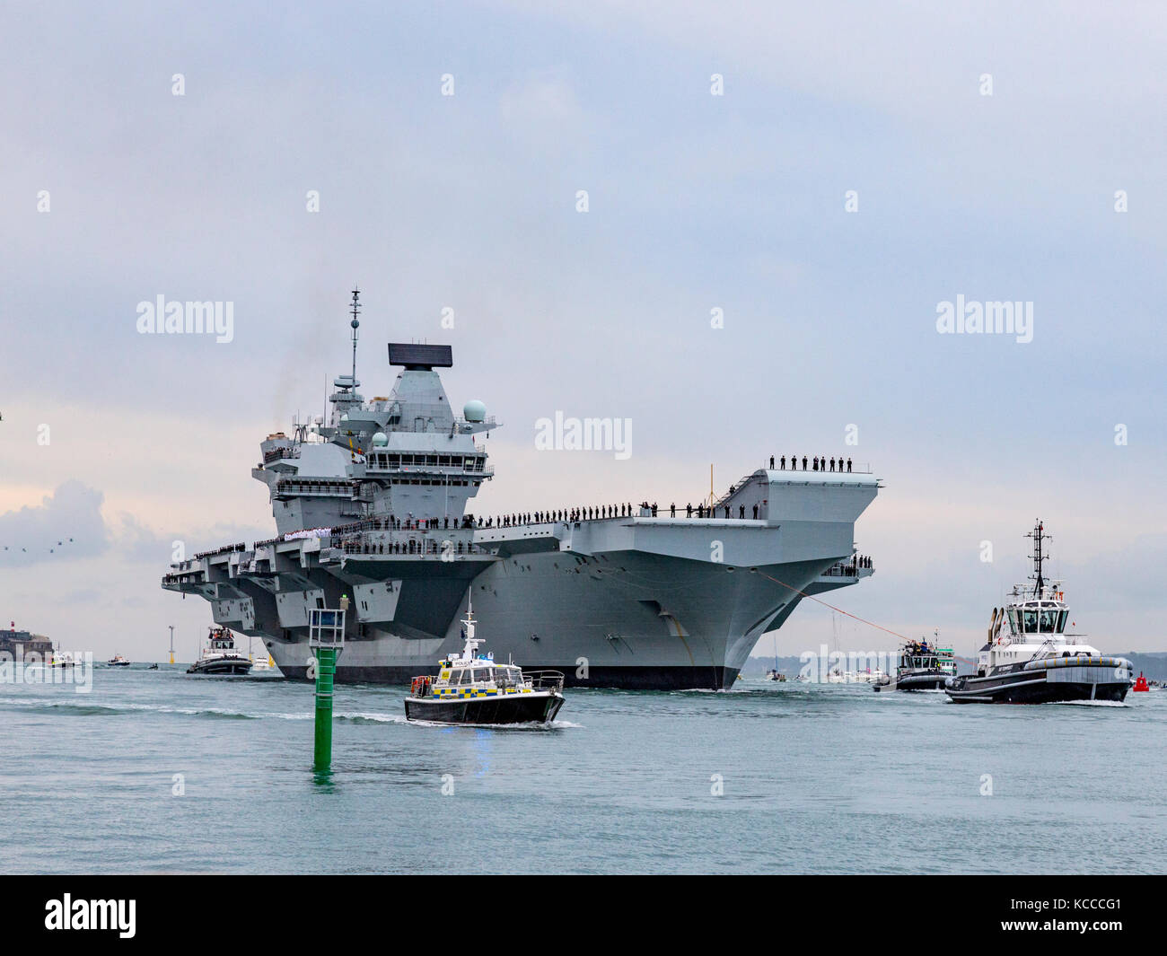 Aircraft Carrier HMS Queen Elizabeth enters the port of Portsmouth for the first time Stock Photo