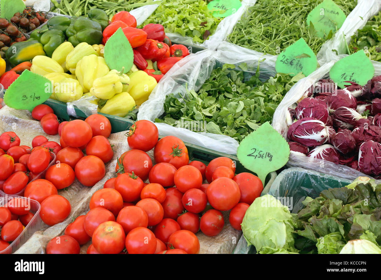 Fresh Vegetables at Farmers Market Stall Stock Photo Alamy