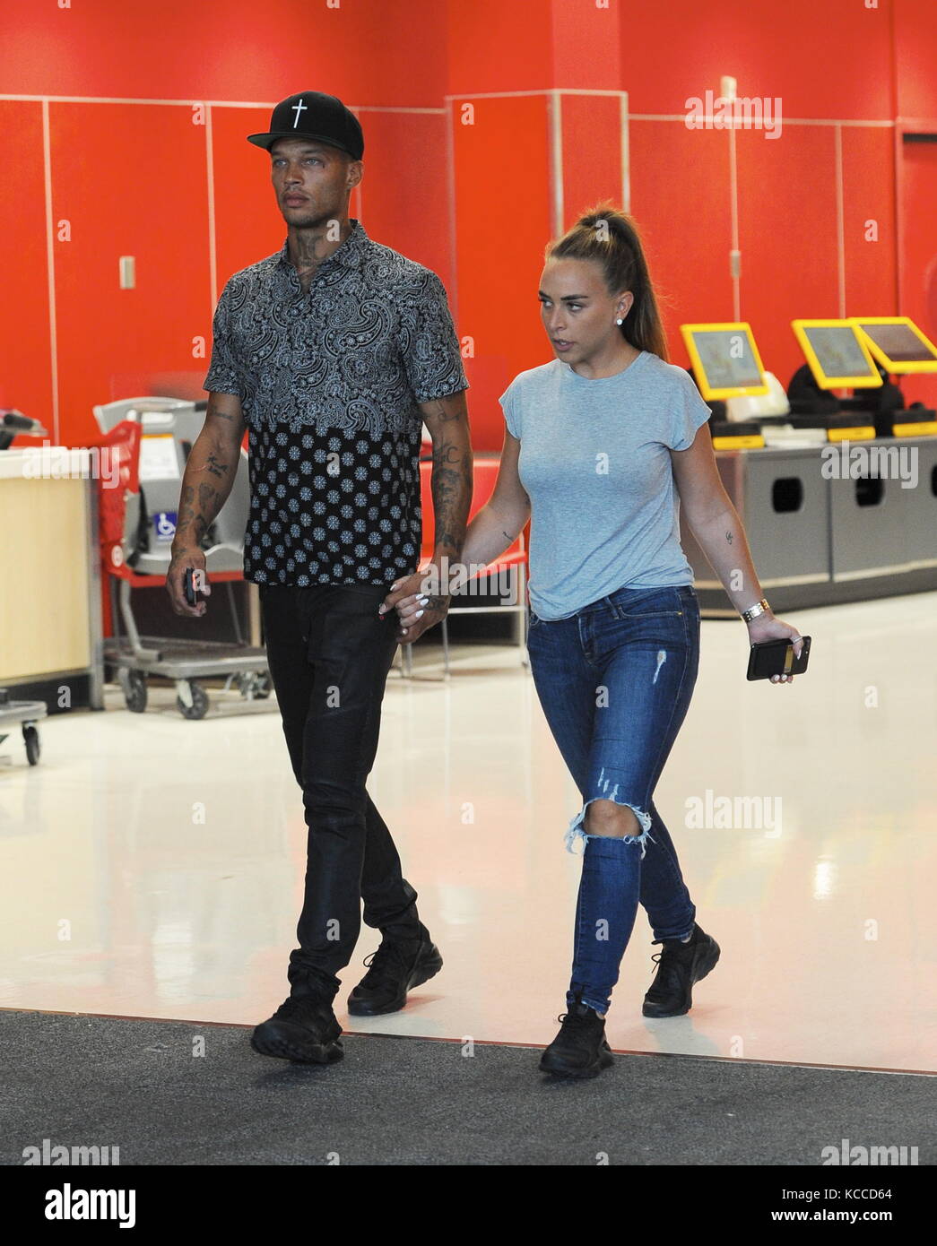 Model Jeremy Meeks and fiancee Chloe Green buying 4 cartloads of ...