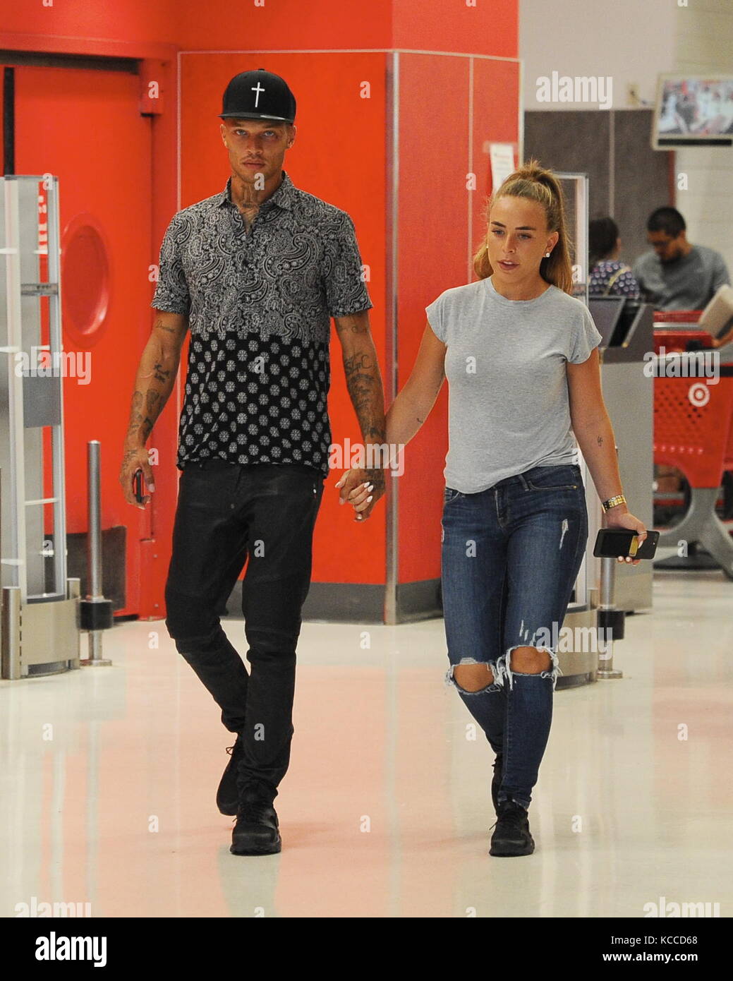 Model Jeremy Meeks and fiancee Chloe Green buying 4 cartloads of ...
