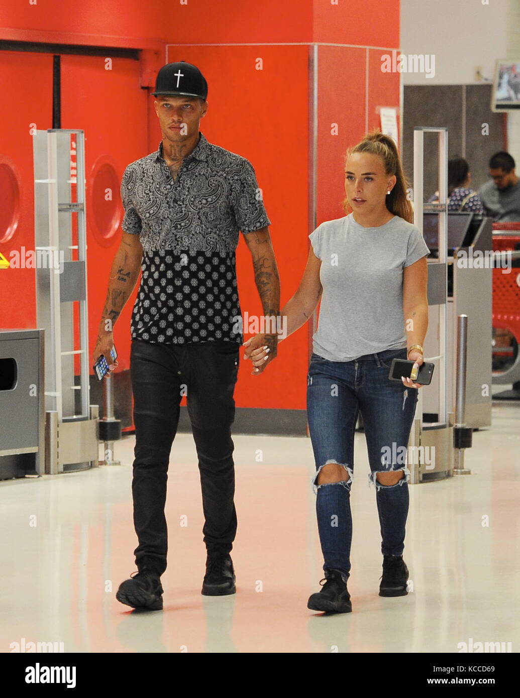Model Jeremy Meeks and fiancee Chloe Green buying 4 cartloads of ...