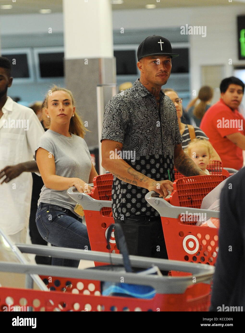 Model Jeremy Meeks and fiancee Chloe Green buying 4 cartloads of ...