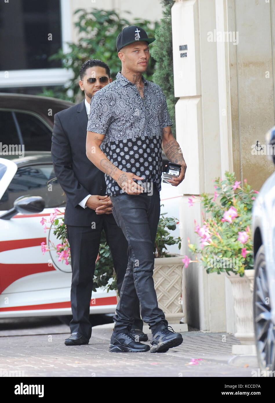 Model Jeremy Meeks and fiancee Chloe Green buying 4 cartloads of ...