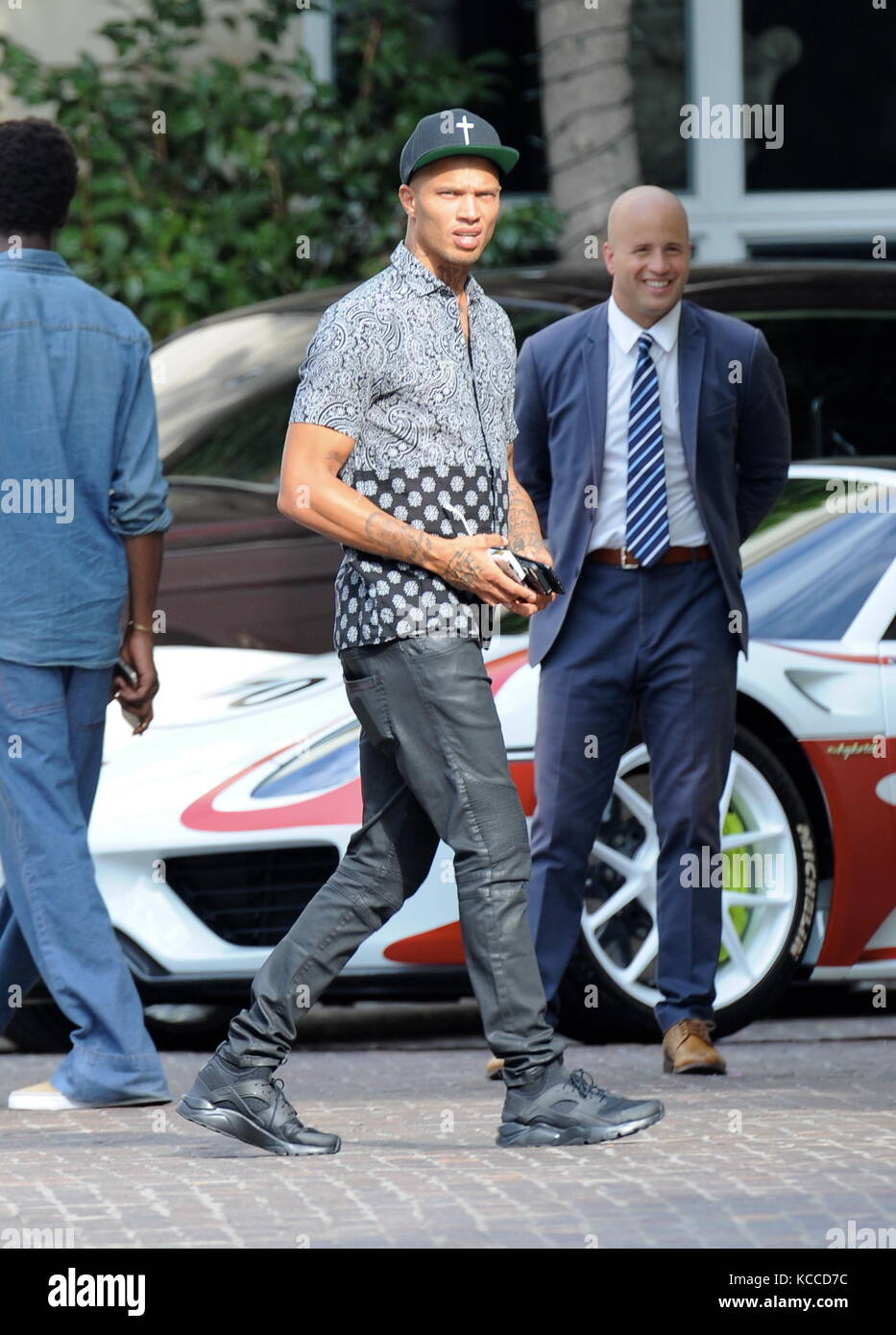 Model Jeremy Meeks and fiancee Chloe Green buying 4 cartloads of ...