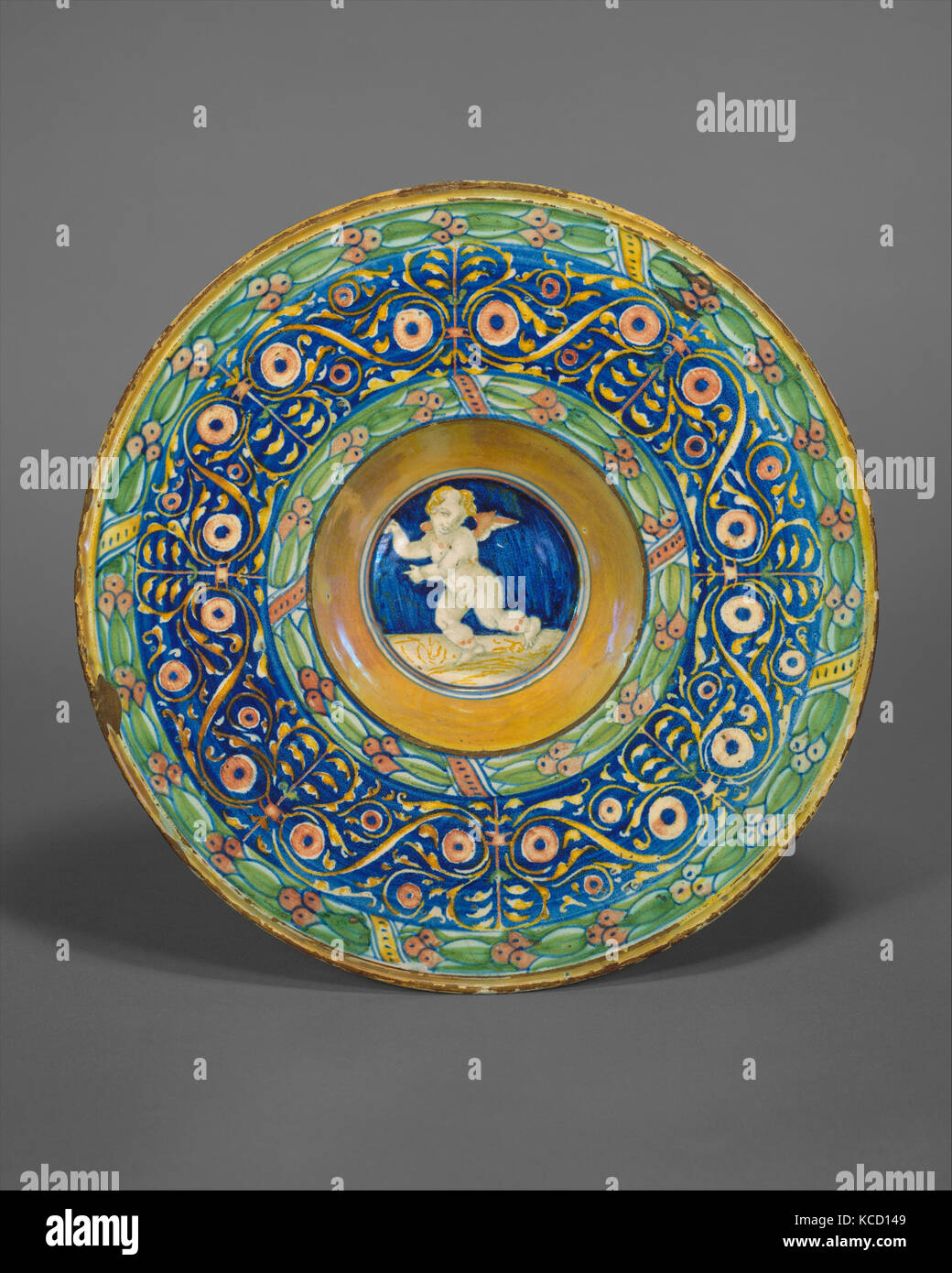 Plate (tondino), ca. 1525–30, Italian, Gubbio, Maiolica (tin-glazed earthenware), Diameter: 10 7/8 in. (27.6 cm), Ceramics Stock Photo
