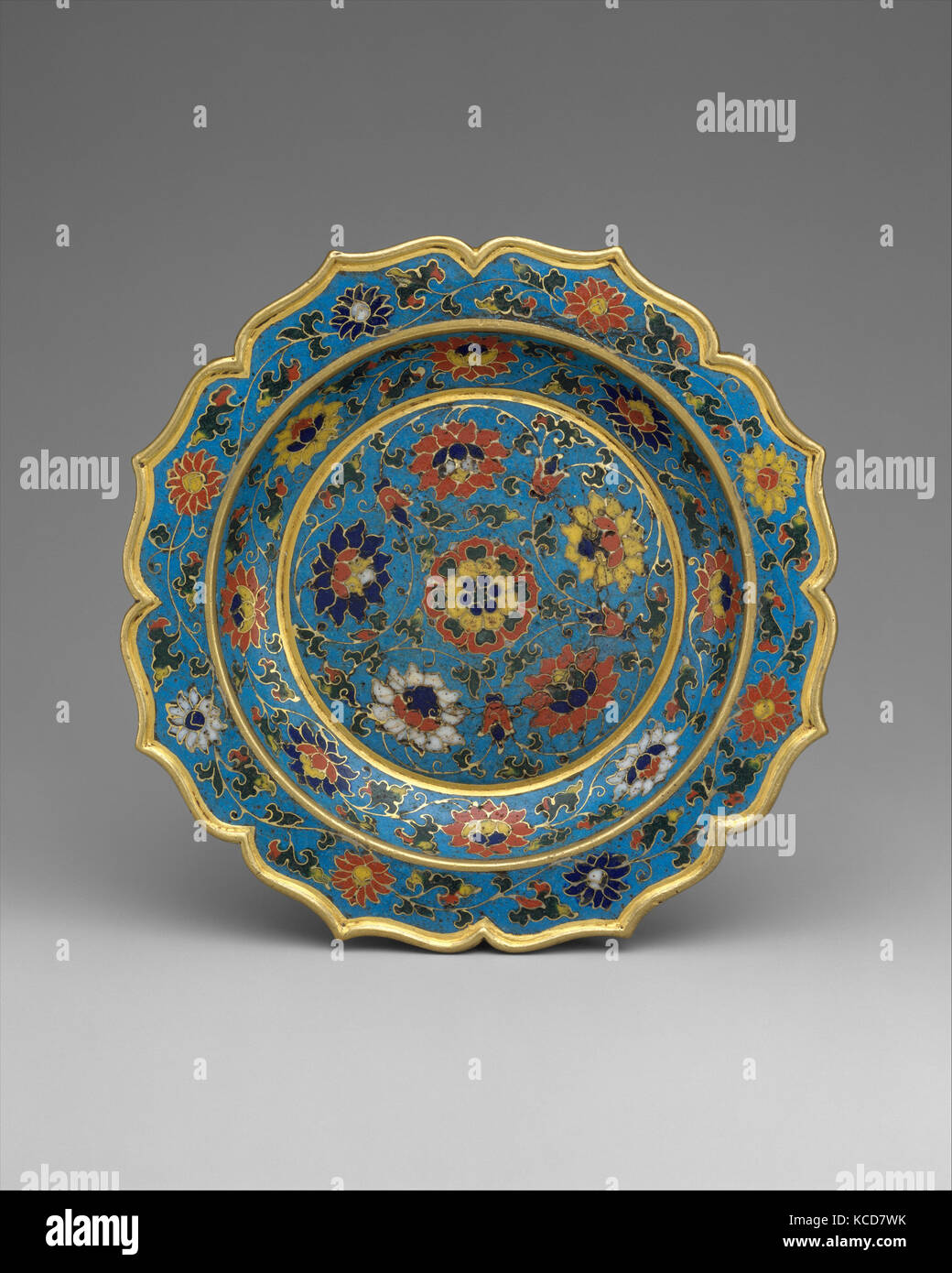 明早期 掐絲琺瑯菱花口碟, Dish with scalloped rim, early 15th century Stock Photo