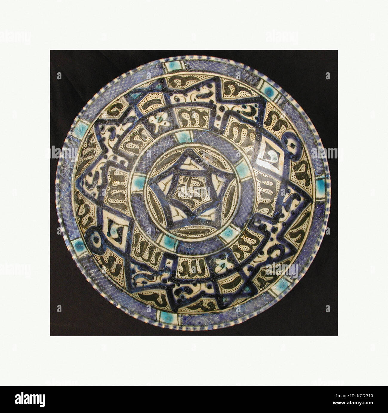 Bowl with Central Pentagon Motifs, 14th century, Made in Syria, Stonepaste; polychrome painted under transparent glaze, Diam. 9 Stock Photo