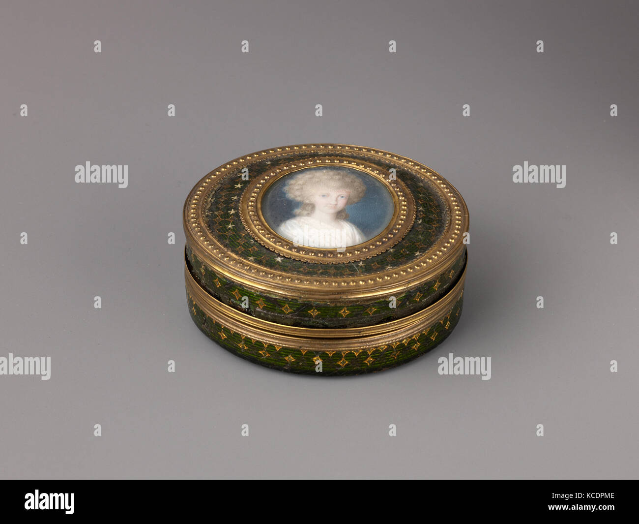 Snuffbox with a Portrait of a Woman, ca. 1785, French, Papier-mâchè with horn veneer, gilt-copper alloy, vellum, tortoiseshell Stock Photo