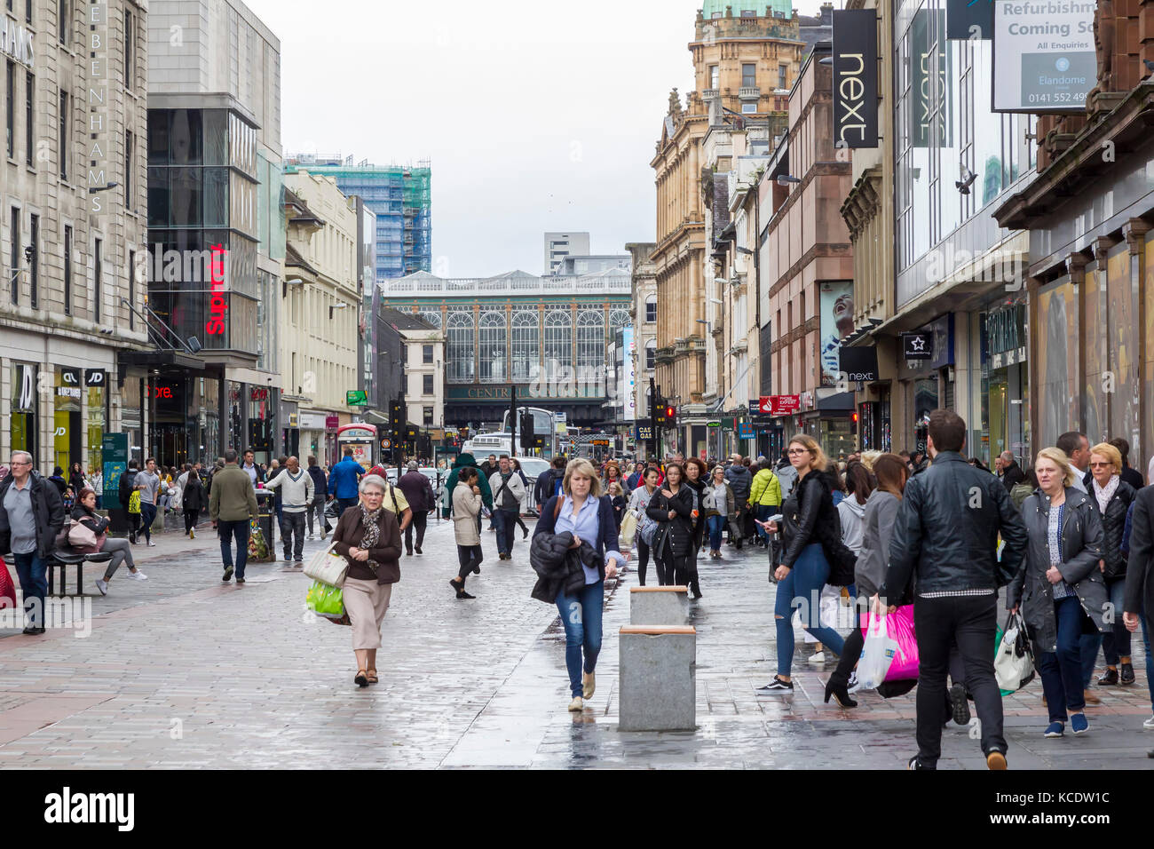 Argyle st shoppers on a wet dull morning, Glasgow, Strathclyde region ...