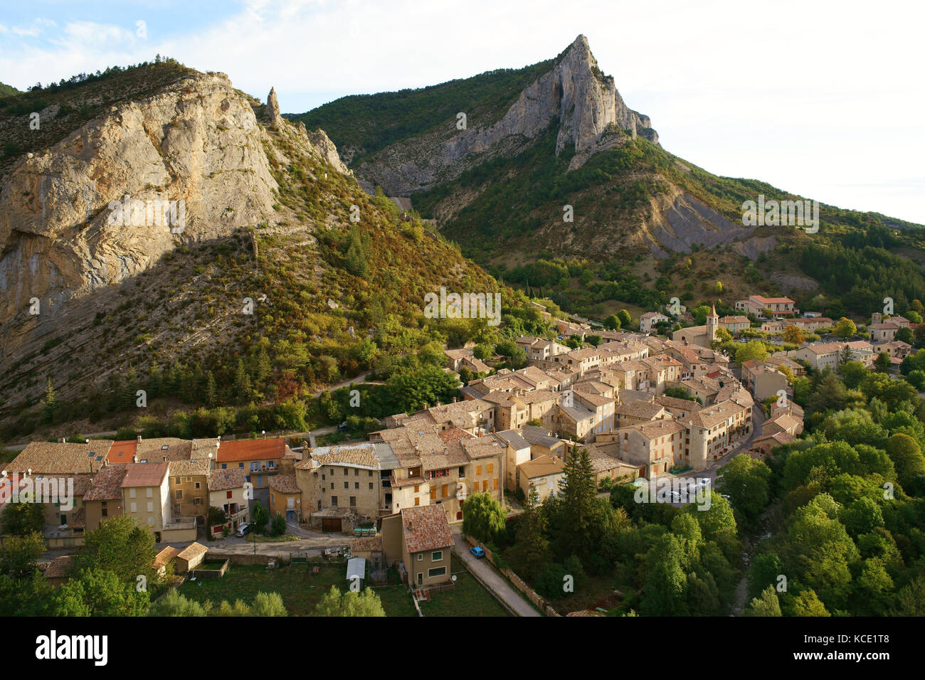 Picturesque medieval village surrounded by magnificent cliffs, this is a well known spot for climbing enthusiasts. Orpierre, Hautes-Alpes, France. Stock Photo