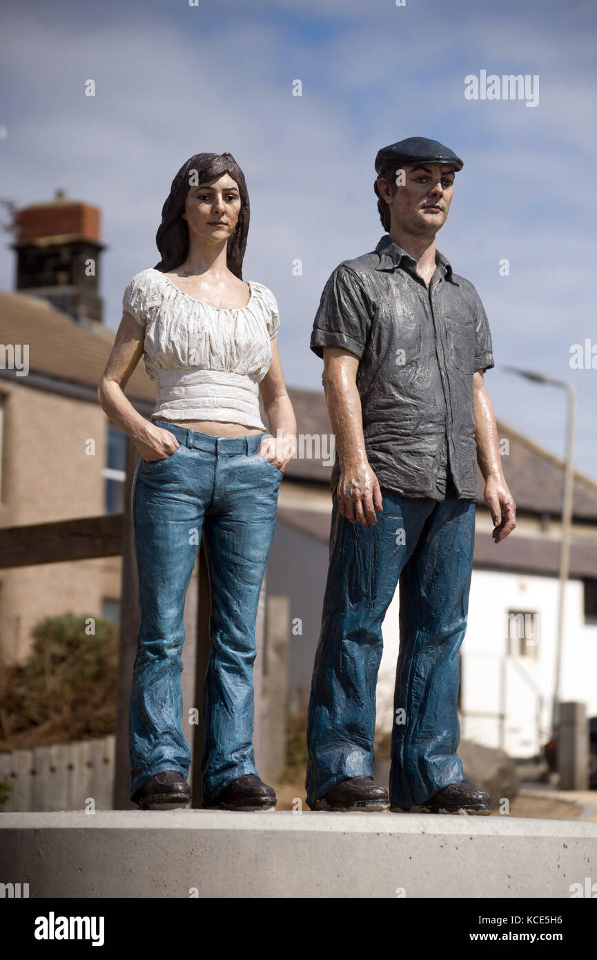 Newbiggin by the sea couple statue hires stock photography and images