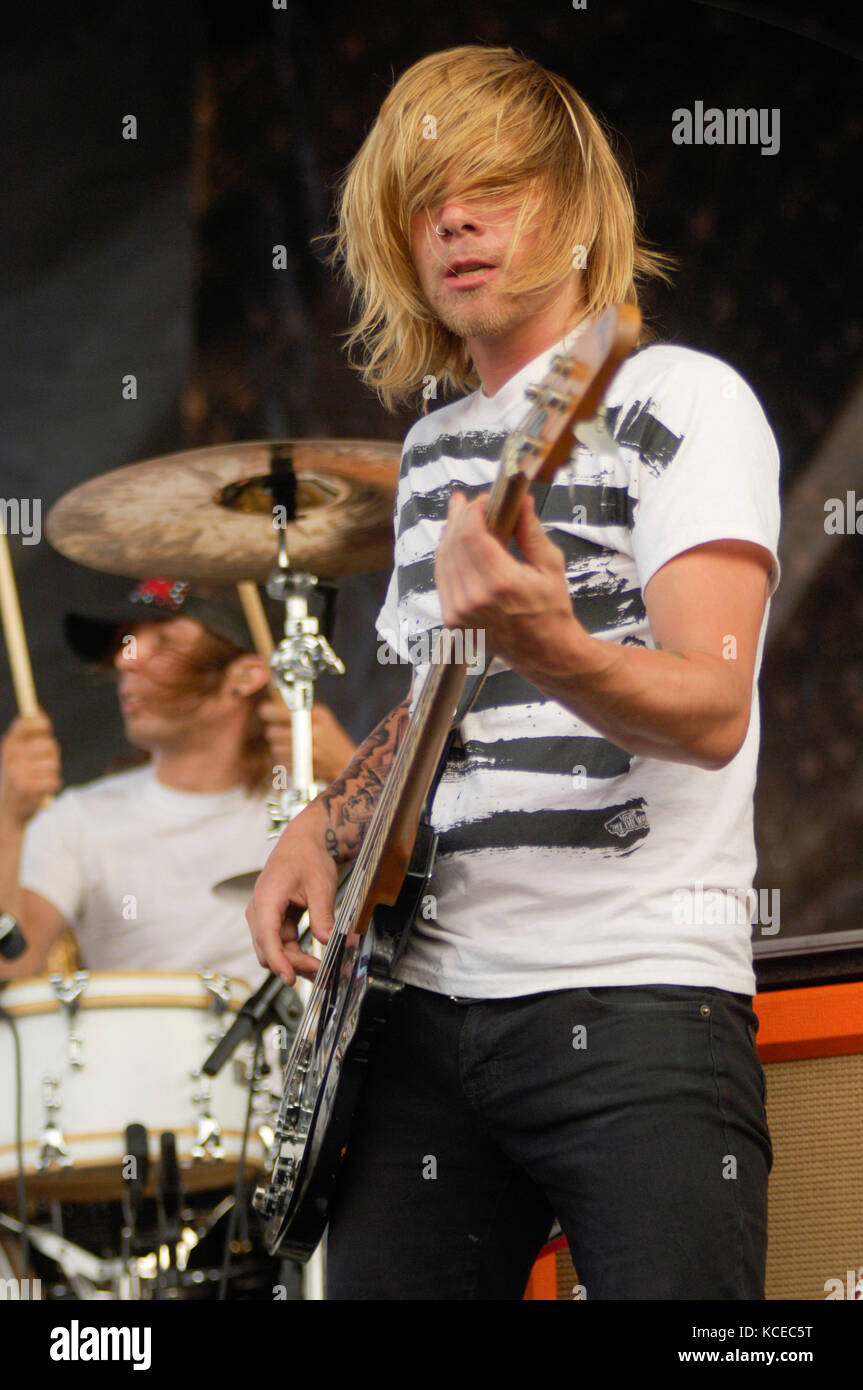Bryan Donahue✨ Bryan Donahue of Boys Like Girls performs at the 2007 Vans