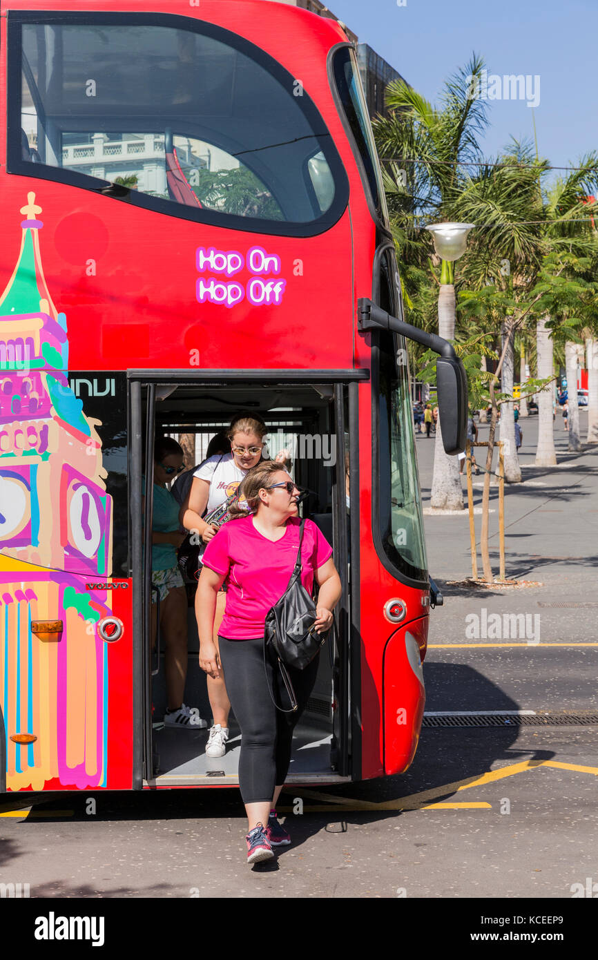Open top tour bus, hop on hop off service for tourists dropping off passengers in the Plaza de Espana, in Santa Cruz, Tenerife, Canary Islands, Spain Stock Photo