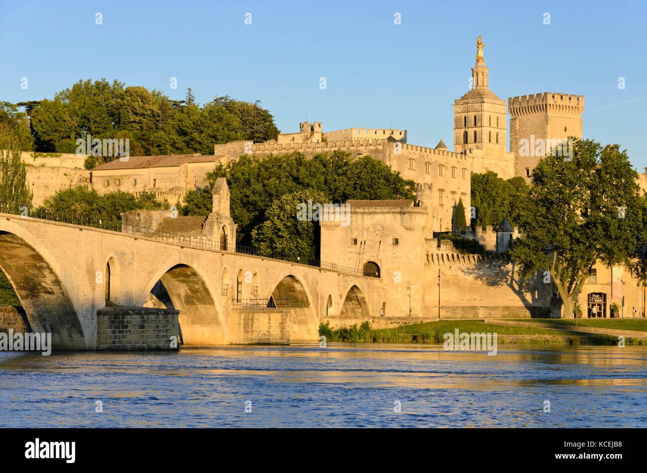 Pont Saint-Bénézet and Papal palace, Avignon, Provence, France Stock Photo
