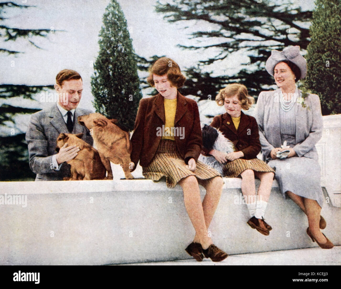 King George VI with Queen Elizabeth and their daughters Elizabeth Stock ...