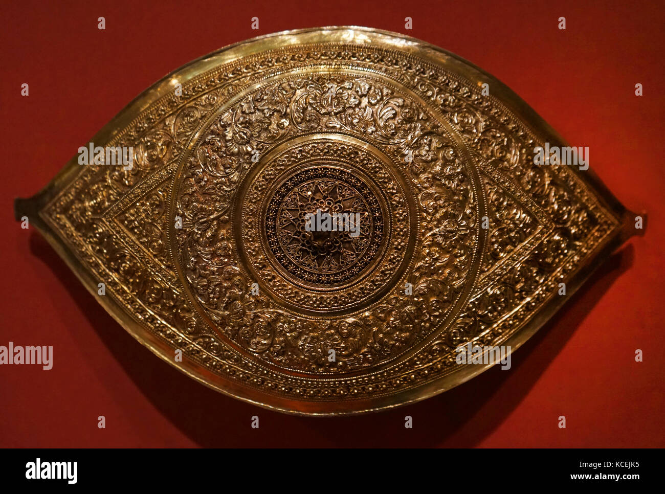Gilded Silver Buckle Malaysia Perak 1800 1900 Malay Men Wore A Sash With A Buckle To Hold Up Their Sarong Or Lower Garment This Especially Elaborate Waist Buckle Once Belonged To A Noble